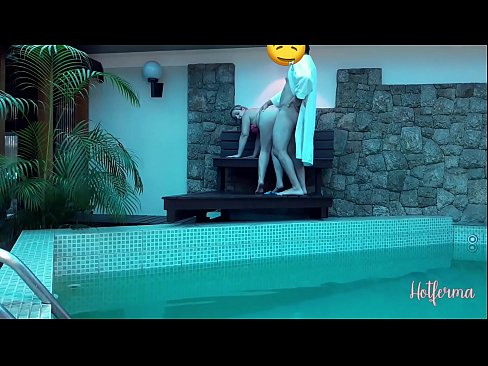 ❤️ El cap convida la criada a la piscina, però no va poder resistir-se a una calor ❤❌ Només porno a nosaltres ☑