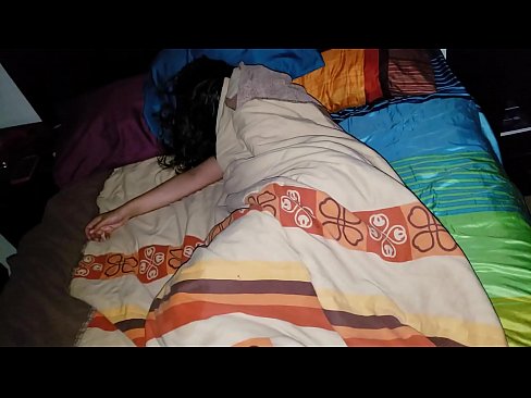 ❤️ El fillastre renya la seva jove madrastra mentre dorm. ❤❌ Només porno a nosaltres ☑